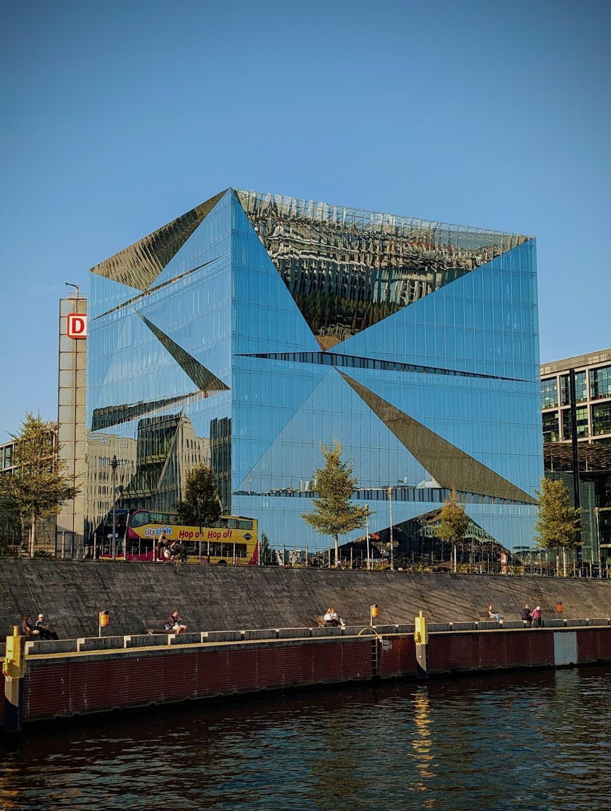 Berlin: 1-Hr Historical Sightseeing Cruise from Nikolaiviertel