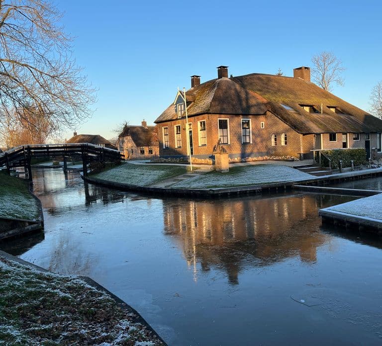 From Amsterdam: Giethoorn Small Group Tour with Boat Ride