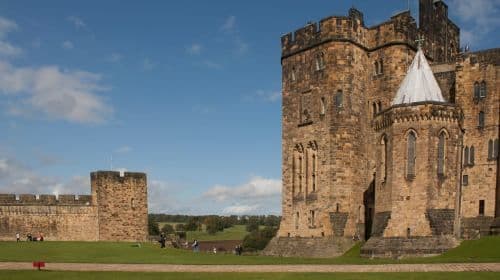 From Edinburgh: Alnwick Castle and Scottish Borders Tour