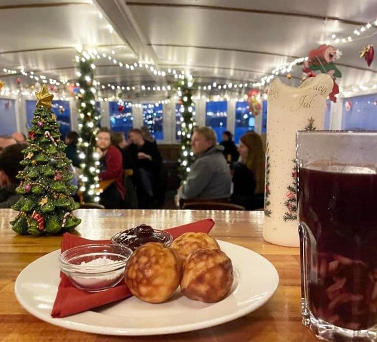 Aarhus: Christmas Harbor Cruise with Local Guide