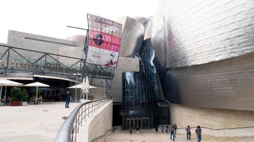 Guggenheim: Art explained by artists Day Tours