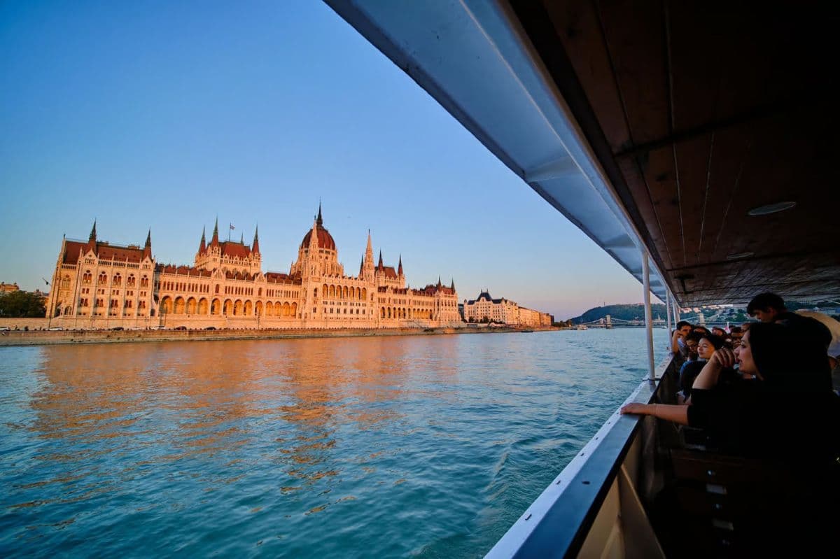 Budapest: By Night Sightseeing Cruise with Welcome Drink