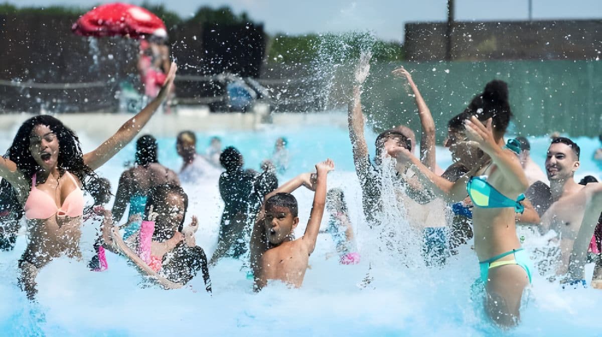 West Palm Beach: Rapids Waterpark Entry Day Tours