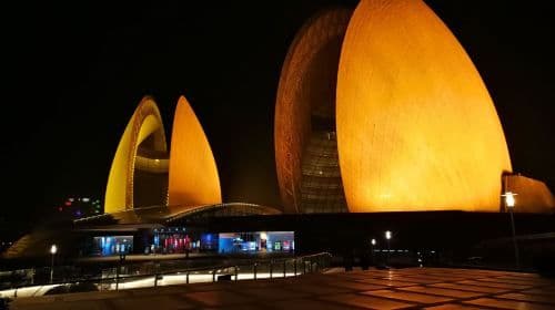 Guangdong, Hong Kong, and Macao guide service|Professional certificated guide providing full explanations throughout the tour|One-on-one customized itinerary service|Hong Kong/Macau/Guangzhou/Shenzhen