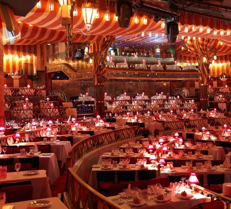 Paris: Moulin Rouge Show with Champagne and Drop-Off Service