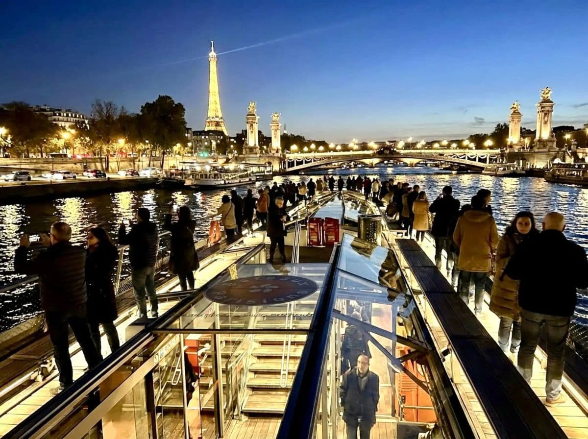 Paris: Illuminated Evening River Cruise & Waffle Tasting