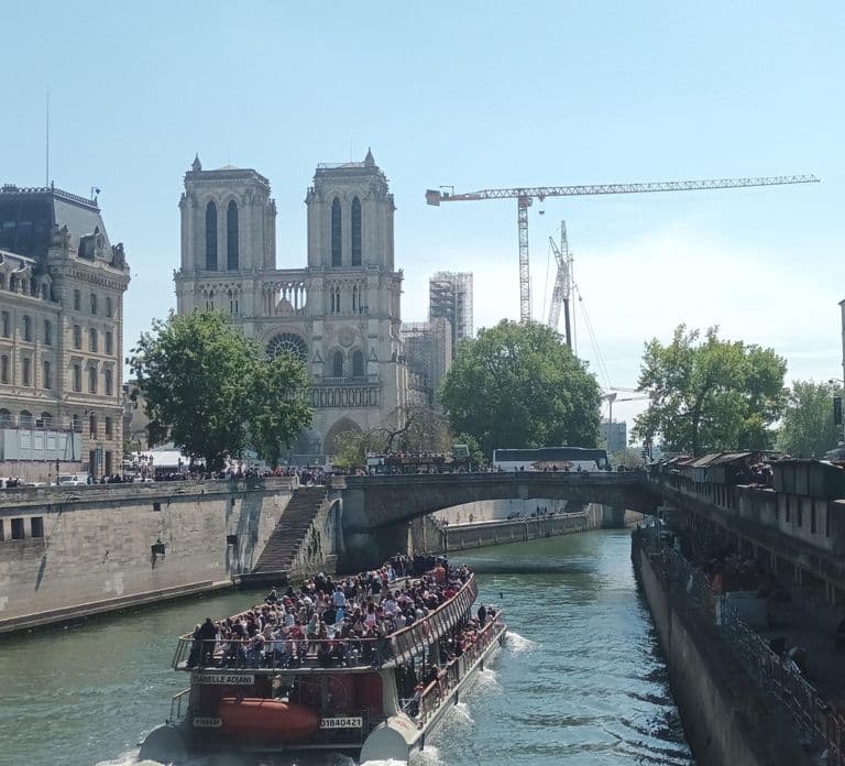 Paris: Notre Dame Exterior Walking Tour with Sainte Chapelle