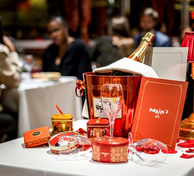 Paris: Seine River Cruise with 3-Course Dinner & Live Music