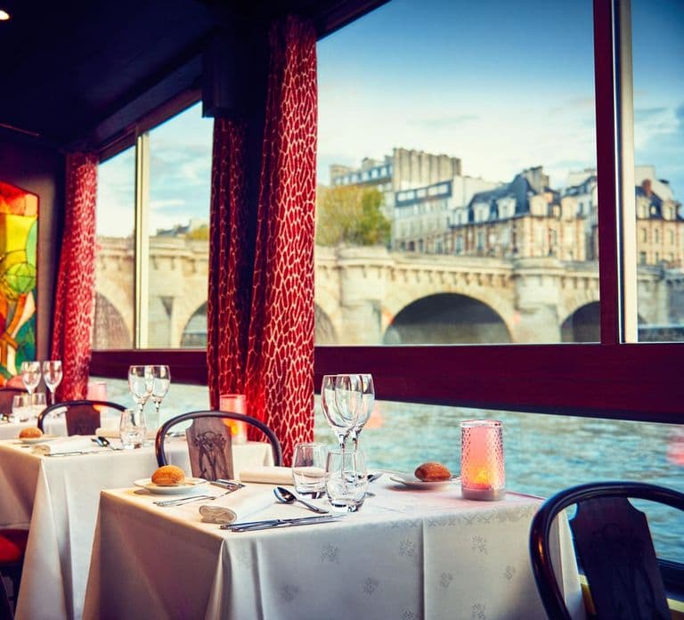 Paris: Seine River Cruise with 3-Course Dinner & Live Music